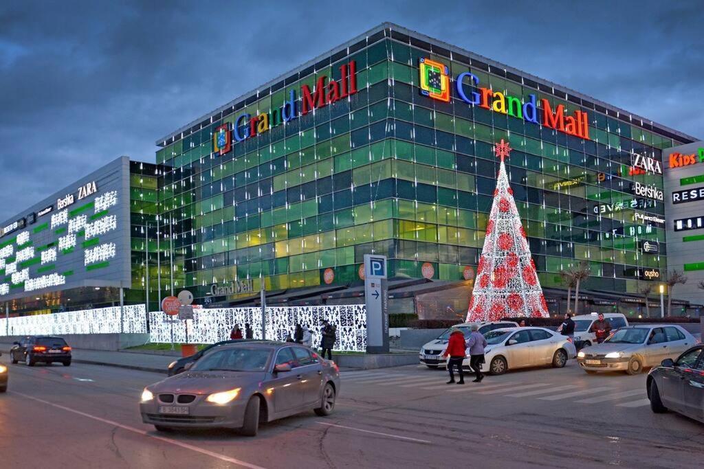 Modern Bright Apartment Close To City Center And Grand Mall Varna Exteriör bild