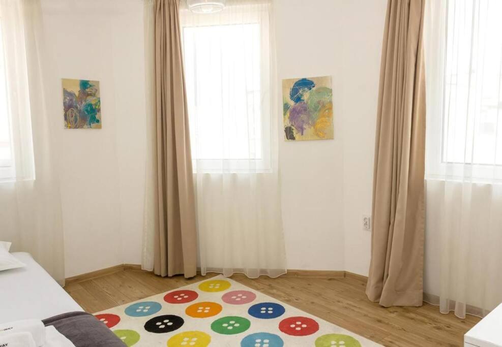 Modern Bright Apartment Close To City Center And Grand Mall Varna Exteriör bild