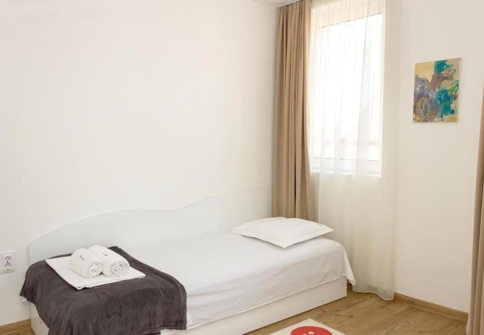 Modern Bright Apartment Close To City Center And Grand Mall Varna Exteriör bild