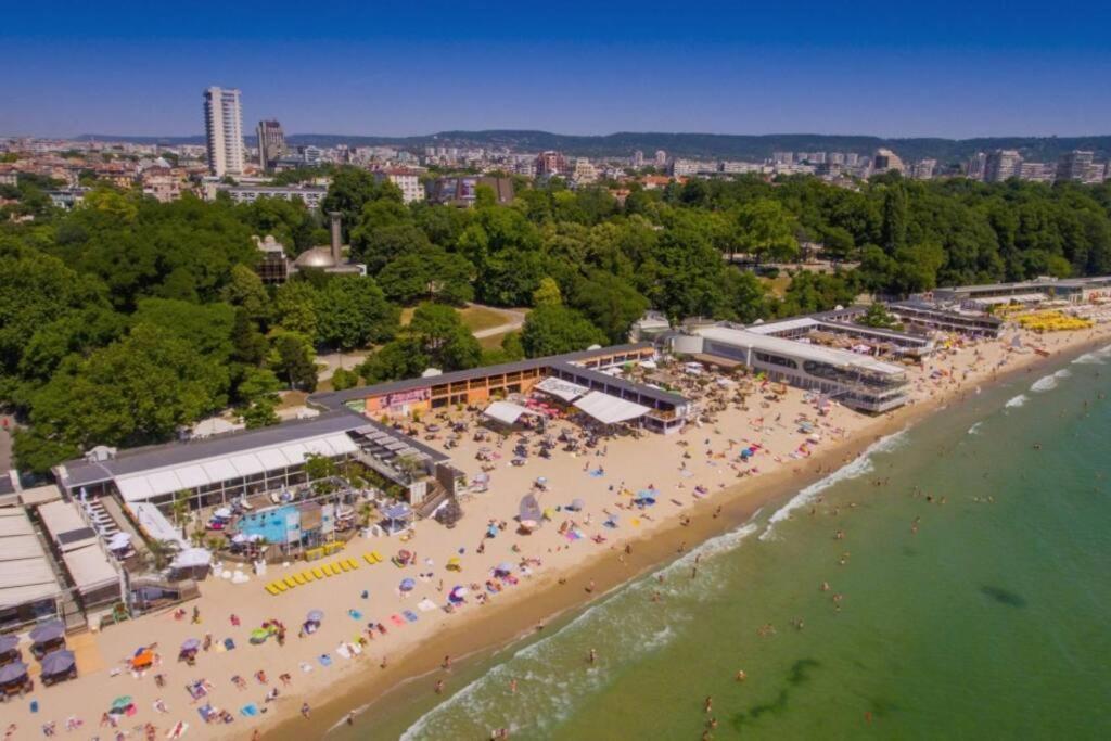 Modern Bright Apartment Close To City Center And Grand Mall Varna Exteriör bild