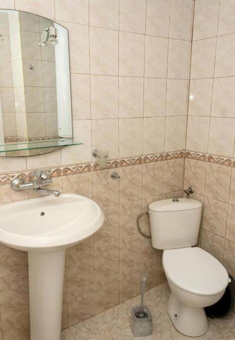 Modern Bright Apartment Close To City Center And Grand Mall Varna Exteriör bild