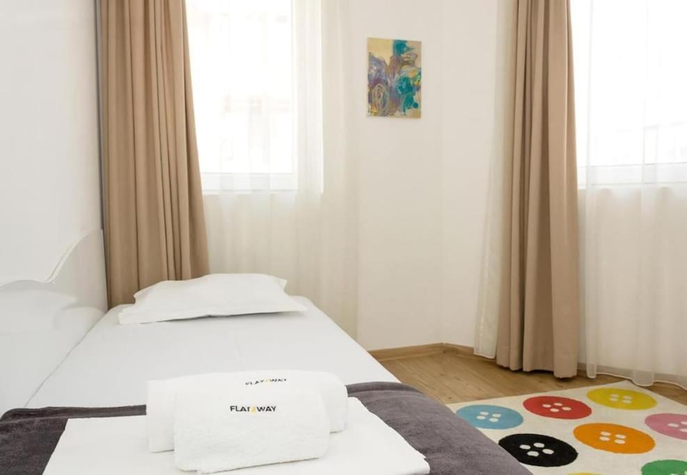 Modern Bright Apartment Close To City Center And Grand Mall Varna Exteriör bild